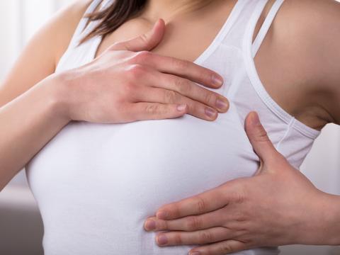 Schwangere Frau mit Brustschmerzen