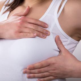 Schwangere Frau mit Brustschmerzen