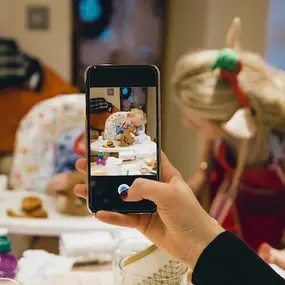 Kind hat Geburtstag und wird fotografiert