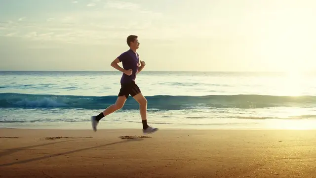 Mann joggt am Meer