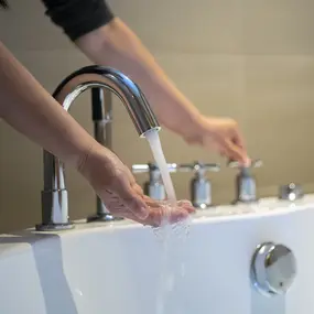 Wasser in Badewanne einlassen