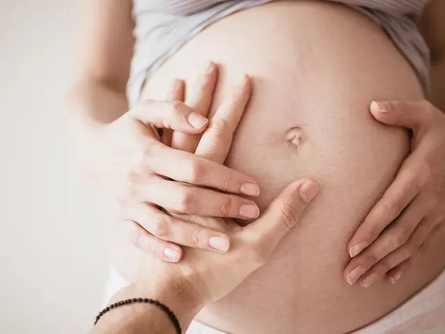 Frau und Mann fühlen Babybauch