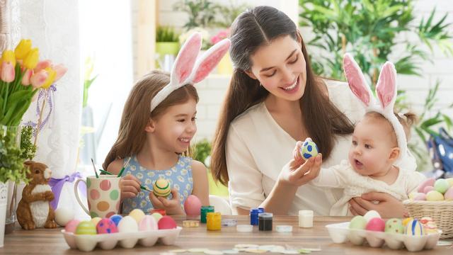Frau mit zwei Kindern an Ostern