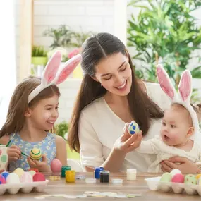 Frau mit zwei Kindern an Ostern