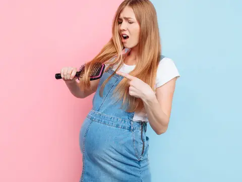 Frau vor zweifarbigem Hintergrund