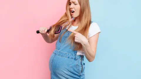 Frau vor zweifarbigem Hintergrund