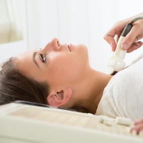 Schwangere Frau liegend beim Ultraschall