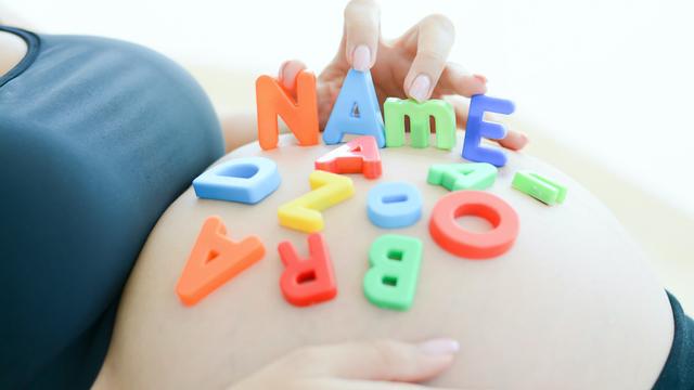 Babyname auf Bauch mit Buchstaben