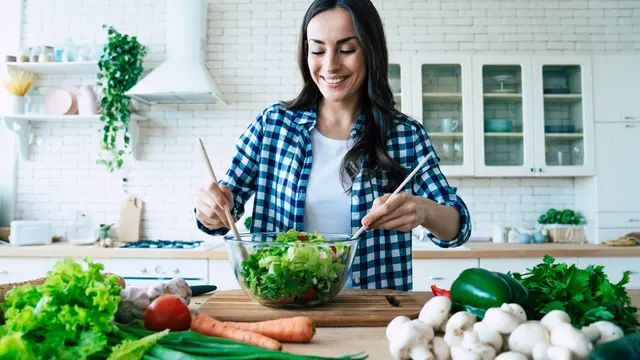 Frau kocht Gesund in der Küche