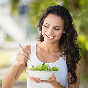Schwangere isst Salat