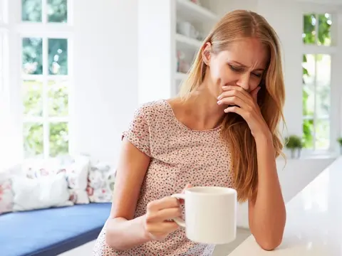 Frau ist beim Kaffe trinken übel, wegen Folsäuremangel