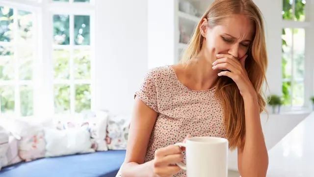 Frau ist beim Kaffe trinken übel, wegen Folsäuremangel