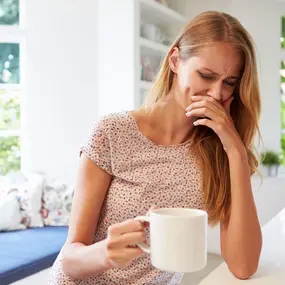 Frau ist beim Kaffe trinken übel, wegen Folsäuremangel