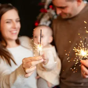 Familie mit kleinem Baby feiert