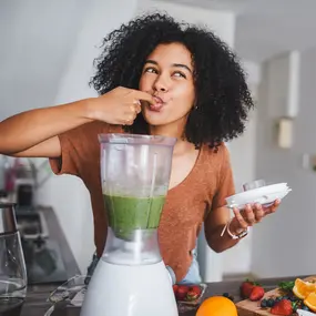 Schwangere macht sich einen Smoothie