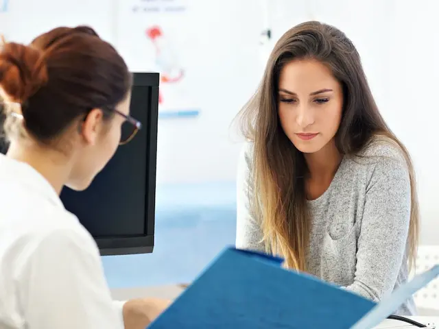 Frau sitzt beim Arzt zur Besprechung