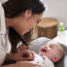 Frau bringt Baby zum lachen