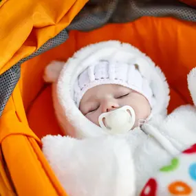 Baby schläft im Kinderwagen