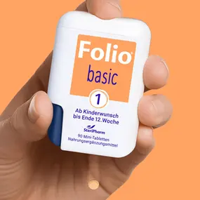 Folio 1 Basic in der Hand mit orangenem Hintergrund