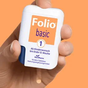 Folio 1 Basic in der Hand mit orangenem Hintergrund