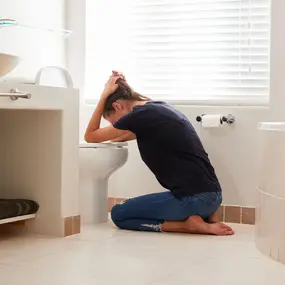 Schwangere Frau mit Schwangerschaftsbeschwerden im Badezimmer