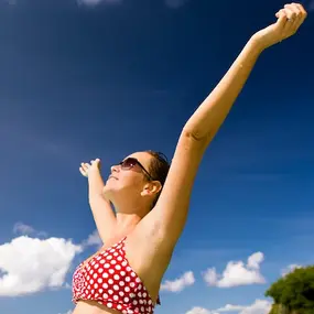 Schwangere Frau freudig am Strand