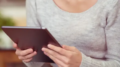 Frau mit Tablet in der Hand