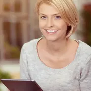 Frau mit Tablet in der Hand