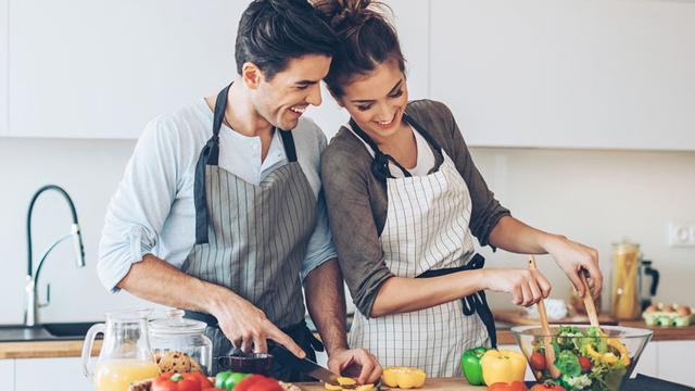 Mann und Frau kochen gemeinsam Gemüse