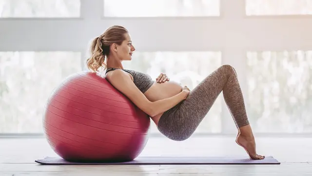 Schwangere Frau betätigt sich sportlich