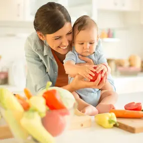 Mutter lacht mit Baby gemeinsam