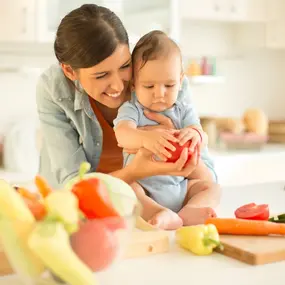 Mutter lacht mit Baby gemeinsam