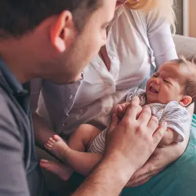 Baby liegt auf dem Sofa