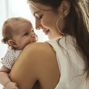 Frau hält Baby auf dem Arm