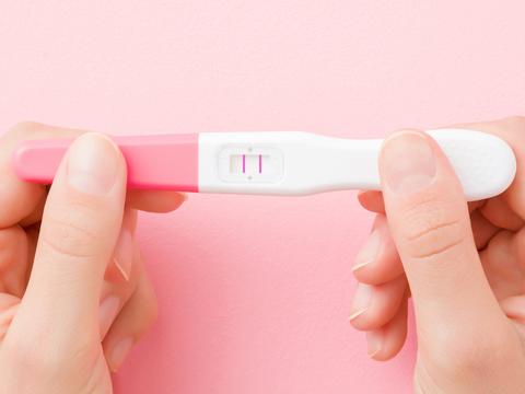 Positiver Schwangerschaftstest wird gehalten