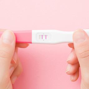Positiver Schwangerschaftstest wird gehalten