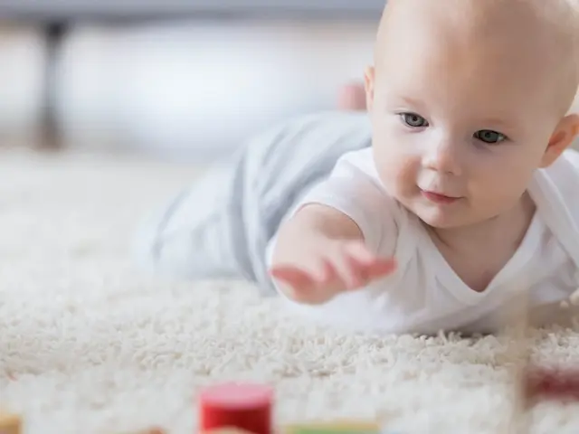 Baby spielend auf dem Boden