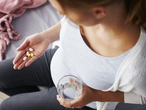 Schwangere Frau mit Medikamenten