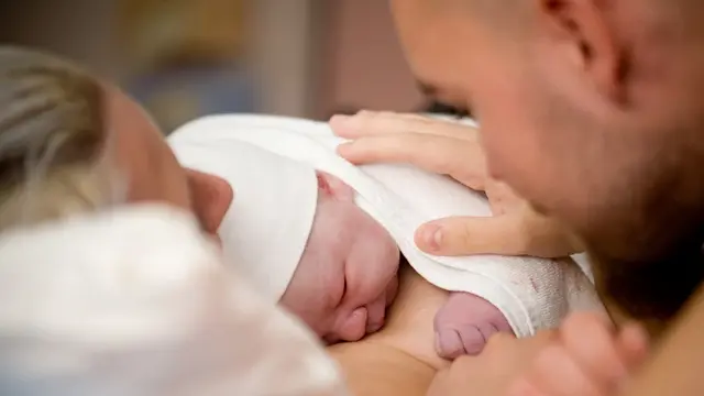 Mutter und Vater mit Säugling