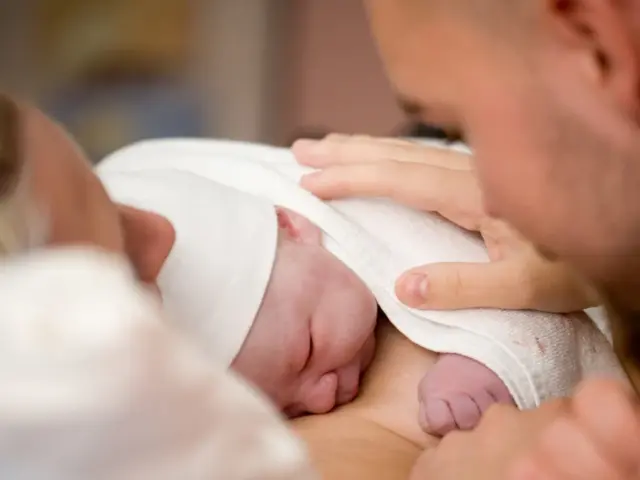 Mutter und Vater mit Säugling