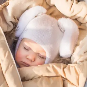 Baby eingepackt im Schlafsack