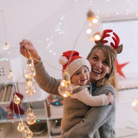 Glückliche Familie zur Weihnachtszeit mit Baby