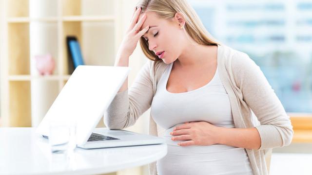 Schwangere Frau mit Schwangerschaftsbeschwerden