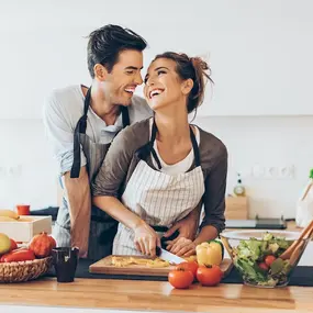 Mann und Frau am kochen