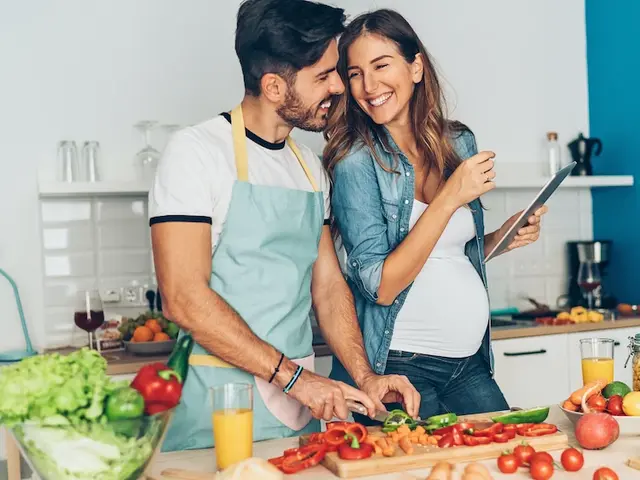 Mann und Frau kochen gemeinsam