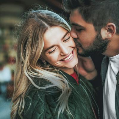 Mann gibt Freundin Kuss auf die Wange