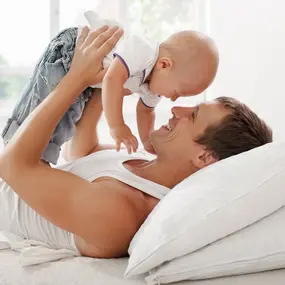 Vater mit Baby auf dem Arm