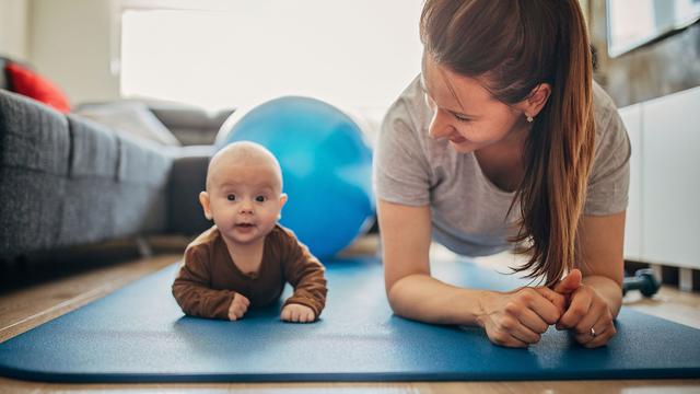 Schwangere Frau und Baby mit Sportübungen