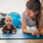 Schwangere Frau und Baby mit Sportübungen