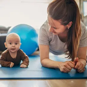 Schwangere Frau und Baby mit Sportübungen